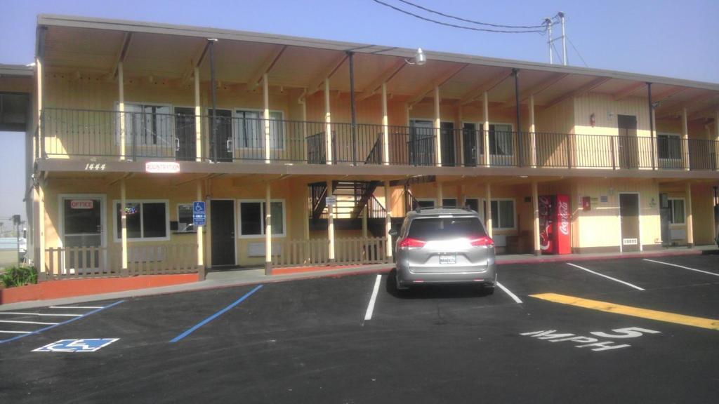 Travel Inn And Suites Fresno Exterior photo