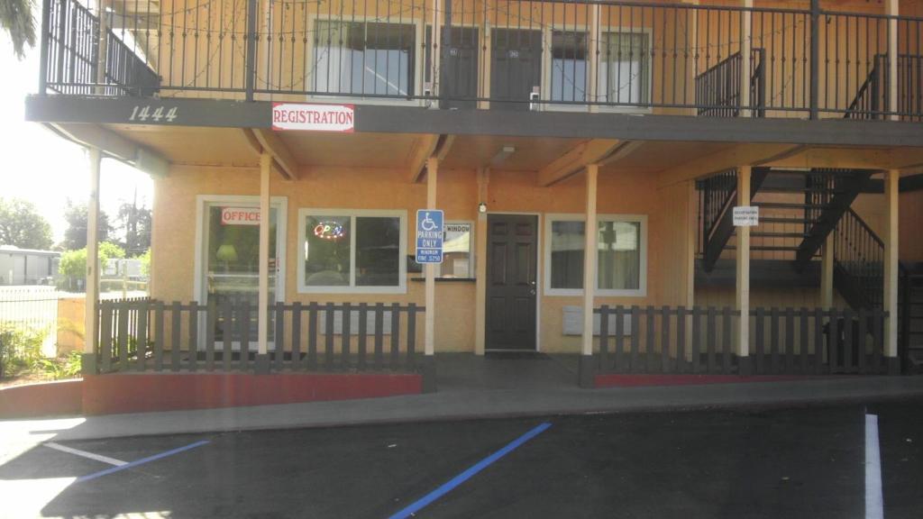 Travel Inn And Suites Fresno Exterior photo