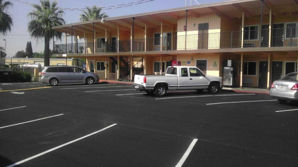 Travel Inn And Suites Fresno Exterior photo