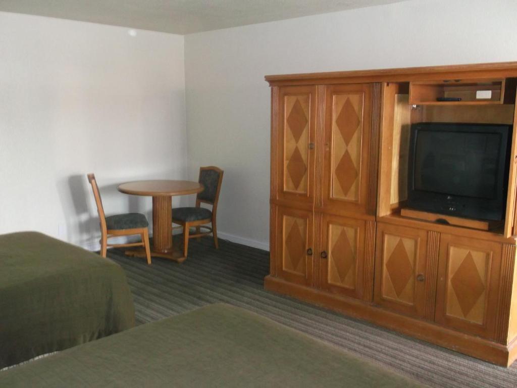 Travel Inn And Suites Fresno Room photo