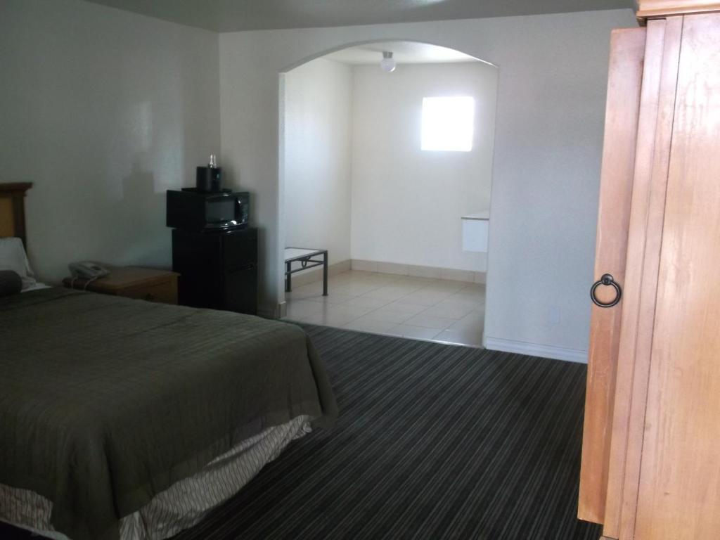 Travel Inn And Suites Fresno Room photo
