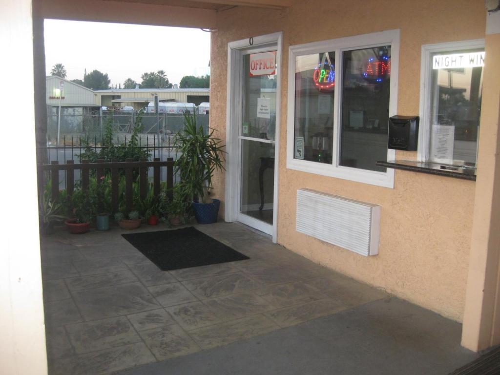 Travel Inn And Suites Fresno Exterior photo